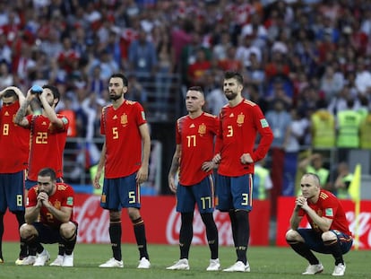 Los jugadores de España lamentan la derrota ante Rusia que les dejó fuera del Mundial.