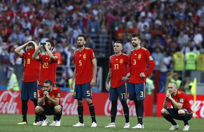 Los jugadores de España lamentan la derrota ante Rusia que les dejó fuera del Mundial.