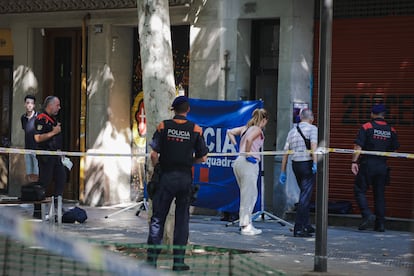 Los mossos investigan la muerte violenta de un hombre en la calle Consell de Cent.