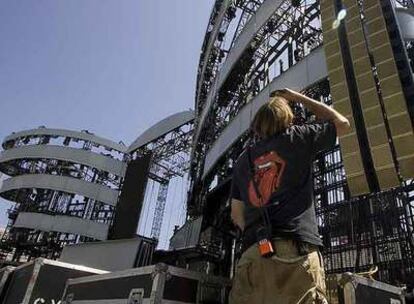 Un operario, durante el montaje, ayer, del escenario donde actuarán esta noche los Rolling Stones en el Estadio Olímpico de Barcelona.