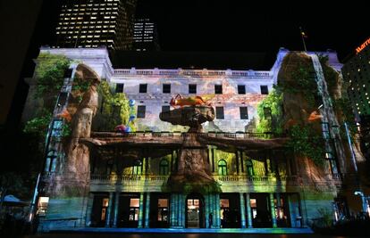 El edificio de la aduana iluminado durante una vista previa de los medios de comunicación del festival Vivid Sydney, en Sídney.