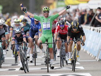 Cavendish levanta los brazos tras ganar en Valence.