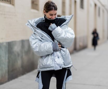 La editora de moda Irina Lakicevic ha elegido una prenda futurista para un look deportivo.