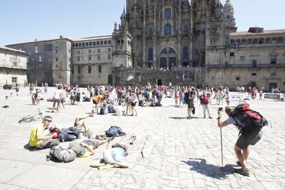 Peregrinos en la plaza do Obradoiro en Santiago 