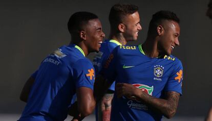Gabriel Jesus y Neymar, durante un entrenamiento de Brasil.