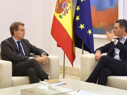 El presidente del PP, Alberto Núñez Feijóo  y el presidente del Gobierno, Pedro Sánchez, durante una reunión en La Moncloa, en Madrid.