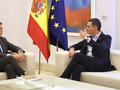 El presidente del Gobierno, Pedro Sánchez (a la derecha), reunido con el líder del PP, Alberto Núñez Feijóo, en La Moncloa para abordar la situación de crisis que se abre en el CGPJ tras la formalización de la dimisión del presidente del Tribunal Supremo y del CGPJ, Carlos Lesmes en octubre del año pasado.