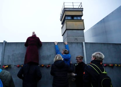 Estudiantes suben al memorial del Muro de Berln con motivo del aniversario de su cada en 1989.