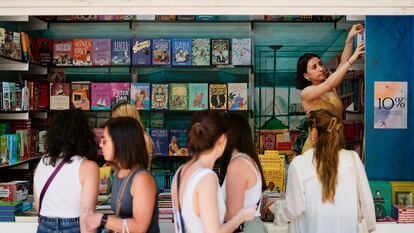 Varias personas pasan por una caseta de la 83 edición de la Feria del Libro, en el Parque del Retiro de Madrid, el pasado 1 de junio.