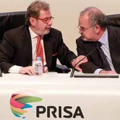 El presidente de la Comisión Ejecutiva del Consejo de Administración, Juan Luis Cebrián (izquierda), y el presidente de Prisa, Ignacio Polanco, en la junta de accionistas del 24 de junio de 2011.