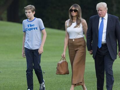 Barron Trump, y su camiseta 'indie', junto a sus padres, Melania y Donald, camino de la Casa Blanca, el pasado 11 de junio.