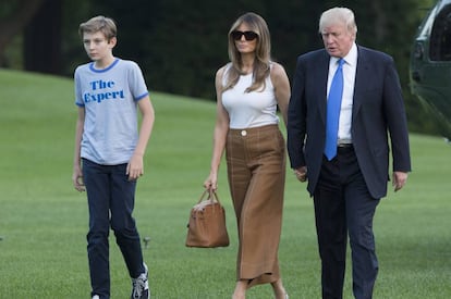 Barron Trump, y su camiseta 'indie', junto a sus padres, Melania y Donald, camino de la Casa Blanca, el pasado 11 de junio.