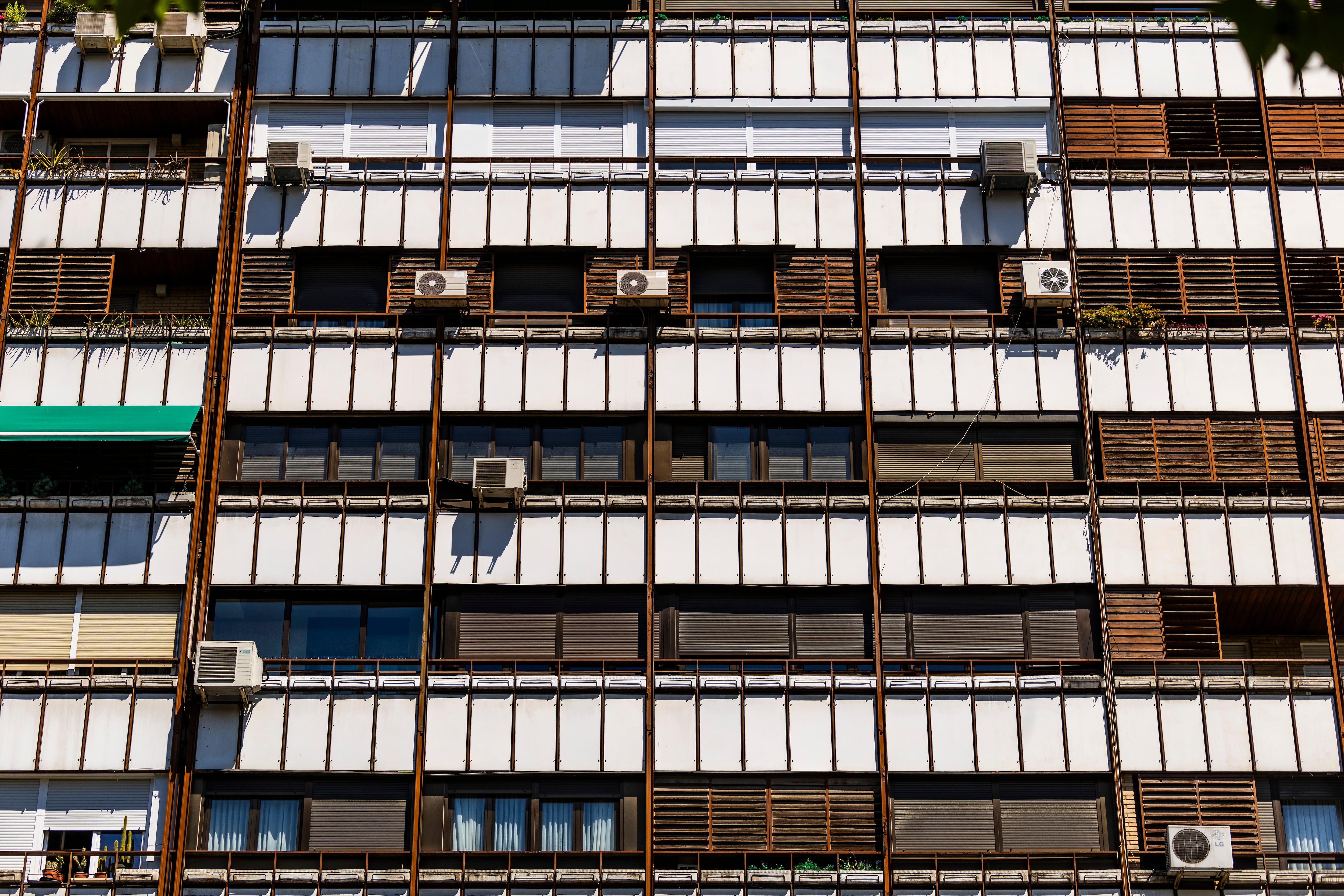 Aires acondicionados en la fachada de un edificio en la calle Príncipe de Vergara, en Madrid. 