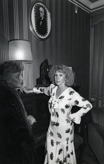 La duquessa d'Alba espera per saludar Plácido Domingo i Patricia Wise després de la representació de Lucía de Lammermour a Madrid el 1981.