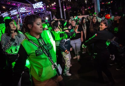 Polymarchs se ha popularizado en Ciudad de Mxico desde los a?os setenta por su oferta de msica disco, efectos de luces y pantallas.