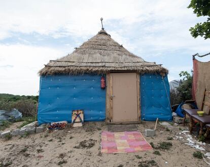 Los refugiados temen ser fotografiados y los problemas para realizar el reportaje fueron muchos hasta que comprendieron cuál era su interés. “El campamento era un verdadero desastre, no podía trabajar como lo hubiese hecho en la calle”, dice Tiberio, que en la mayoría de sus fotos utilizó únicamente la cámara, sin trípode, ni ningún otro equipo técnico. “El exceso de engranajes habría sido inoportuno e incluso inútil”. El principal obstáculo era que no siempre podía disparar desde la posición adecuada. Solía buscar el mejor emplazamiento pero la falta de espacio entre las tiendas de campaña lo hacía muy complicado. Asesorado por su esposa, la arquitecta María Ghetty, y con el apoyo del fotógrafo Nicolò De Giorgis, Tiberio concluyó que la idea de una tienda por foto resaltaría la personalidad de las construcciones otorgándoles un valor como edificio.