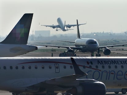 Un avión despega del AICM, en mayo de 2022.