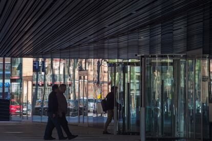 Entrada del nuevo edificio administrativo de la Generalitat, donde quedaban trabajos pendientes en su interior.