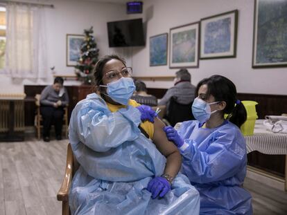 Vacinação contra a covid-19 em moradores de um asilo de idosos em Polinyà, na Catalunha, nesta quinta-feira.