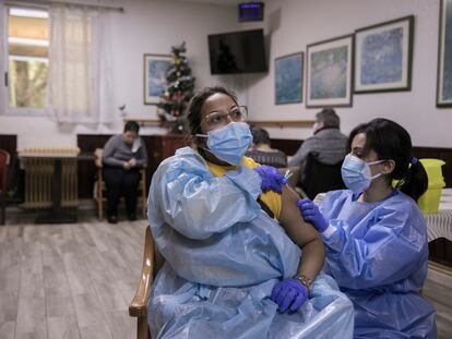 Un equipo del Departamento de Salud de la Generalitat de Catalunya vacuna contra la covid-19 Coronavirus a residentes y personal de la Residencia de Geriatrica Gravi de Polinyá (Barcelona) el 7 de enero.