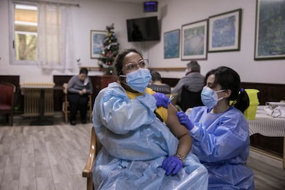 Un equipo del Departamento de Salud de la Generalitat de Catalunya vacuna contra la covid-19 Coronavirus a residentes y personal de la Residencia de Geriatrica Gravi de Polinyá (Barcelona) el 7 de enero.