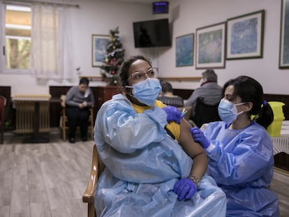 Un equipo del Departamento de Salud de la Generalitat de Catalunya vacuna contra la covid-19 Coronavirus a residentes y personal de la Residencia de Geriatrica Gravi de Polinyá (Barcelona) el 7 de enero.