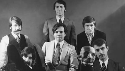 Alfonso Sáinz, sentado en el centro, con Los Pekenikes