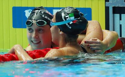 Ledecky felicita a Simona Quadarella tras la final de 800.