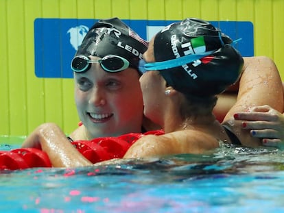 Ledecky felicita a Simona Quadarella tras la final de 800.