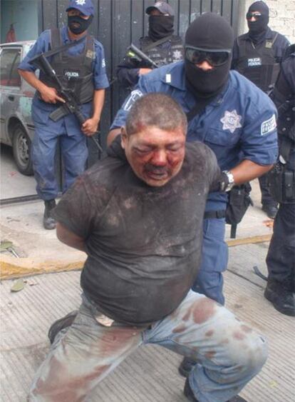 La policía federal detiene a un miembro de una banda que retenía a una mujer y a su hijo. En la operación, el pasado 2 de septiembre en Ciudad de México, murieron cuatro secuestradores y 20 fueron detenidos.