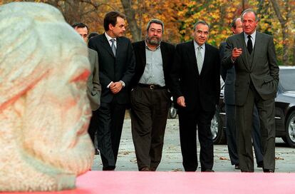 Don Juan Carlos (d) visita la exposición "Pablo Iglesias 1850-1925", instalada en la Casa de Vacas del parque del Retiro de Madrid, acompañado por Alfonso Guerra, Cándido Méndez y José Luis Rodríguez Zapatero, el 27 de noviembre de 2000.