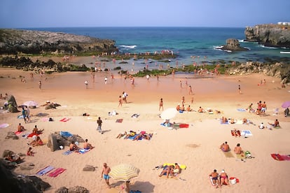 Llanes 

Difícil resistirse a los encantos del concejo con mayor litoral de Asturias (48 kilómetros). Una treintena de playas y su proximidad a los Picos de Europa silenciaron para siempre el eterno debate estival entre mar y montaña.