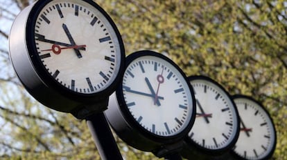 Una serie de relojes en un parque.