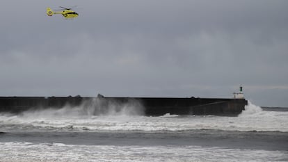 Un helicóptero de rescate trabaja en la localidad asturiana de San Esteban de Pravia este jueves, donde ha fallecido un turista británico que mientras contemplaba el oleaje cayó al agua y fue arrastrado por las olas.
