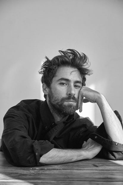 Retrato de Juan Vidal. El diseñador español, admirador de las piezas de Franco Moschino, conversa con Adrian Appiolaza sobre el legado y el futuro de la enseña italiana.