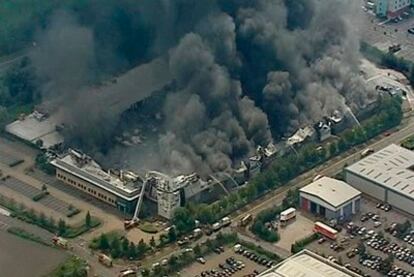Los almacenes de Sony, en Enfeild, al norte de Londres, en llamas.