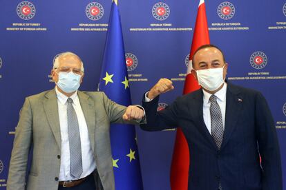 El jefe de la diplomacia de la UE, Josep Borrell, choca el codo con el ministro de Exteriores turco, Mevlüt Çavusoglu, antes de su reunión en Ankara este lunes.