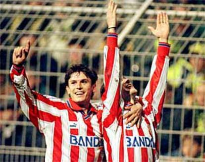 Toni celebra junto a Pantic un gol en la Liga de Campeones en 1996.