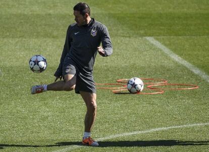 El entrenador del Atlético, Simeone, tocando la pelota durante el entrenamiento previo a la vuelta de octavos de final de la Champions.