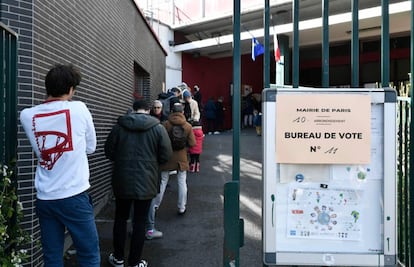 Varios votantes hacen cola para acceder a un colegio electoral en París, este domingo.