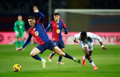 Lewandowski ante Cissé, en el partido entre el Barcelona y el Leganés.