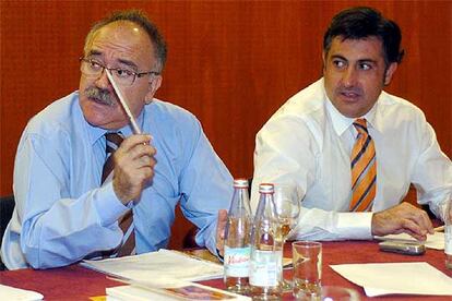 Josep Lluís Carod-Rovira, junto al dirigente de ERC Joan Puigcercós, durante la reunión de la Ejecutiva Nacional para analizar los resultados de las elecciones catalanas de ayer.