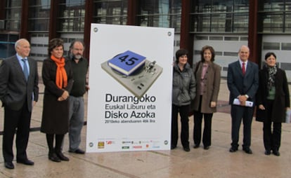 El director de la Feria del Libro y del Disco Vasco, Jon Irazabal, y la presidenta de la asociación Gerediaga, Nerea Mujika (ambos junto al cartel), junto a los patrocinadores de la cita cultural, ayer en Durango.