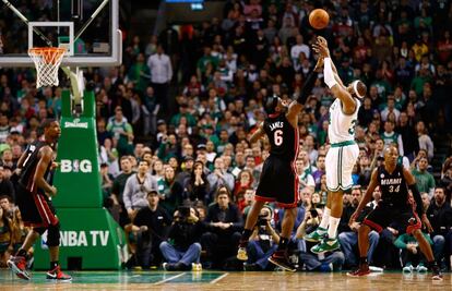 Paul Pierce de los Boston Celtics lanza a canasta mientras LeBron James de los Miami Heat intenta taponarle.