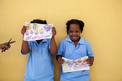 Dos estudiantes del aula de recurso del Colegio Minerva Mirabal de Santo Domingo.