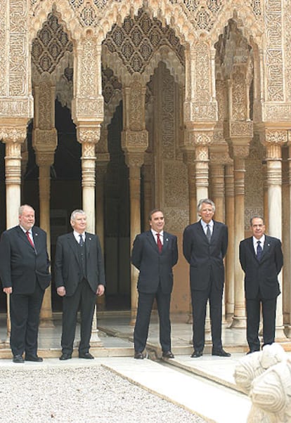 Los ministros del Interior de Reino Unido, Alemania, España, Francia e Italia posan hoy en la Alhambra.