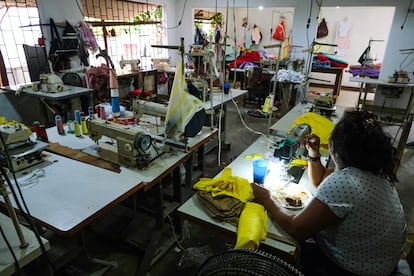 Una mujer en un taller textil en Juan de Acosta, en el norte de Colombia, en 2022.