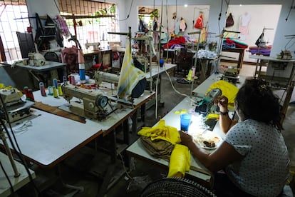 Una mujer en un taller textil en Juan de Acosta, en el norte de Colombia, en 2022. 