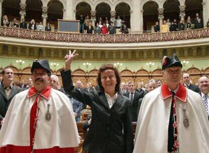 Eveline Widmer-Schlumpf, flanqueada por dos ujieres del Parlamento suizo, tras ser nombrada Consejera Federal de Justicia y Policía.