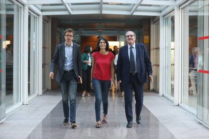 Los portavoces en la Asamblea de Madrid de Más Madrid, Íñigo Errejón, de Unidas Podemos, Isa Serra, y del PSOE, Ángel Gabilondo, antes de registrar en la Asamblea, la solicitud de creación de la comisión de investigación de Avalmadrid, en septiembre de 2019.